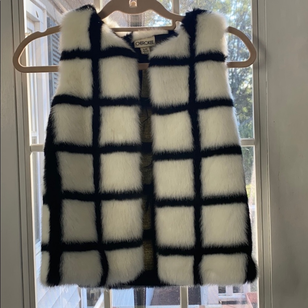 Black/white faux fur window pain vest for girls